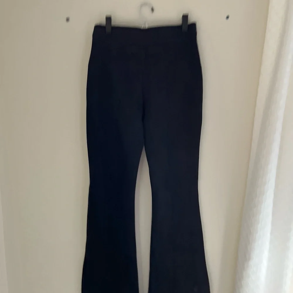 Spanx sueaded stretchy pull on fitted bell bottoms navy blue women’s size Large. - Picture 8 of 14